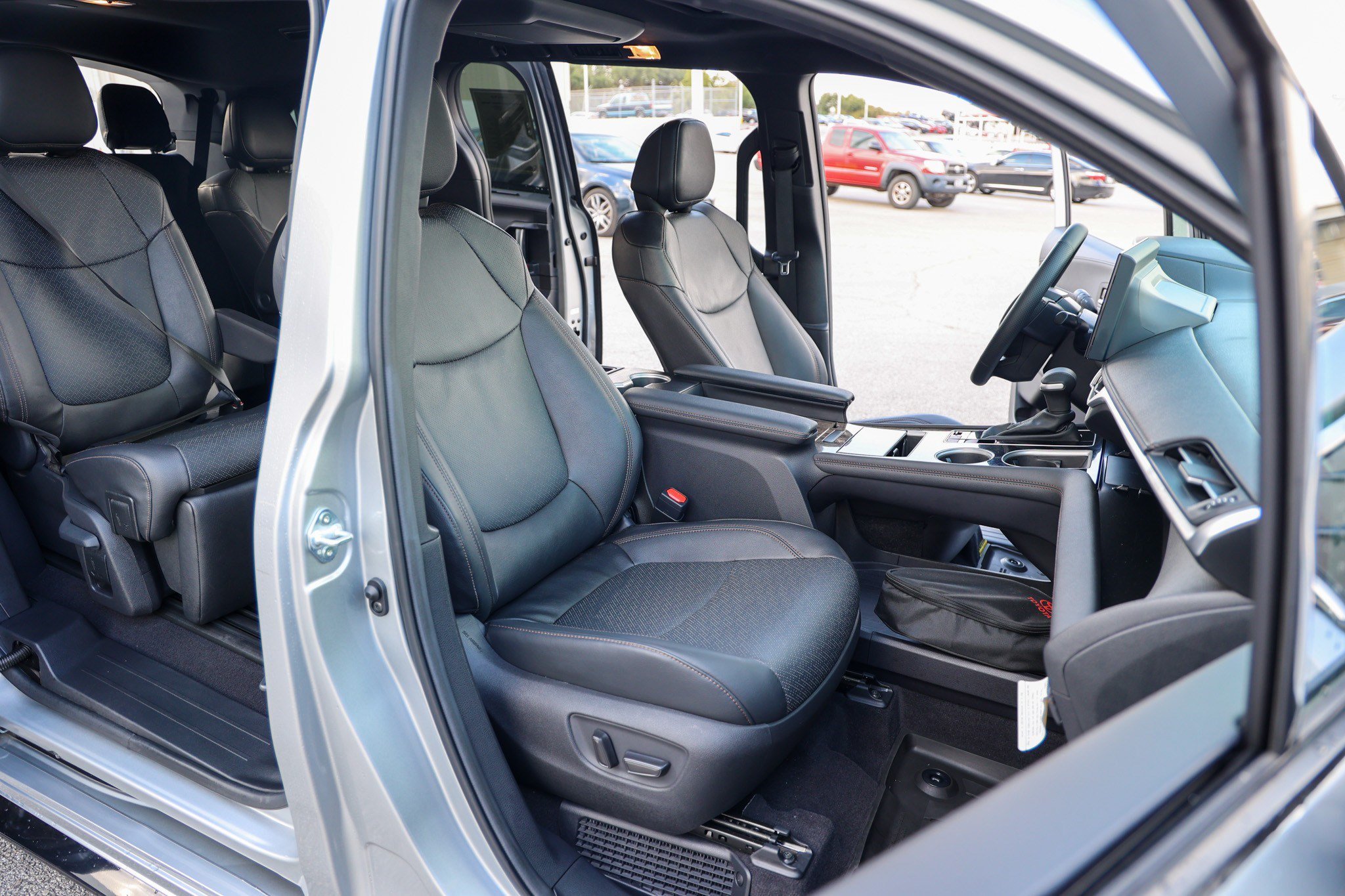 Certified 2025 Toyota Sienna Platinum FWD image 44