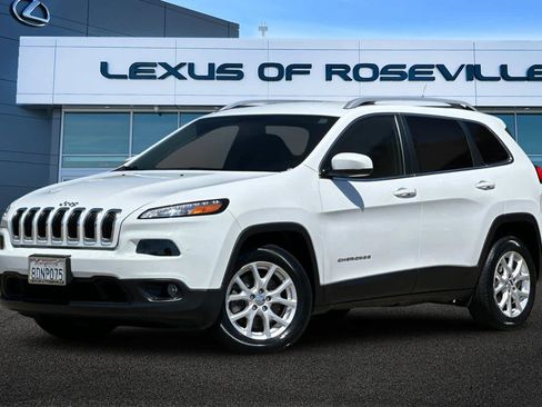 Used 2018 Jeep Cherokee Latitude FWD image 1