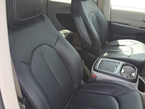 Used 2024 Chrysler Pacifica Limited FWD image 36