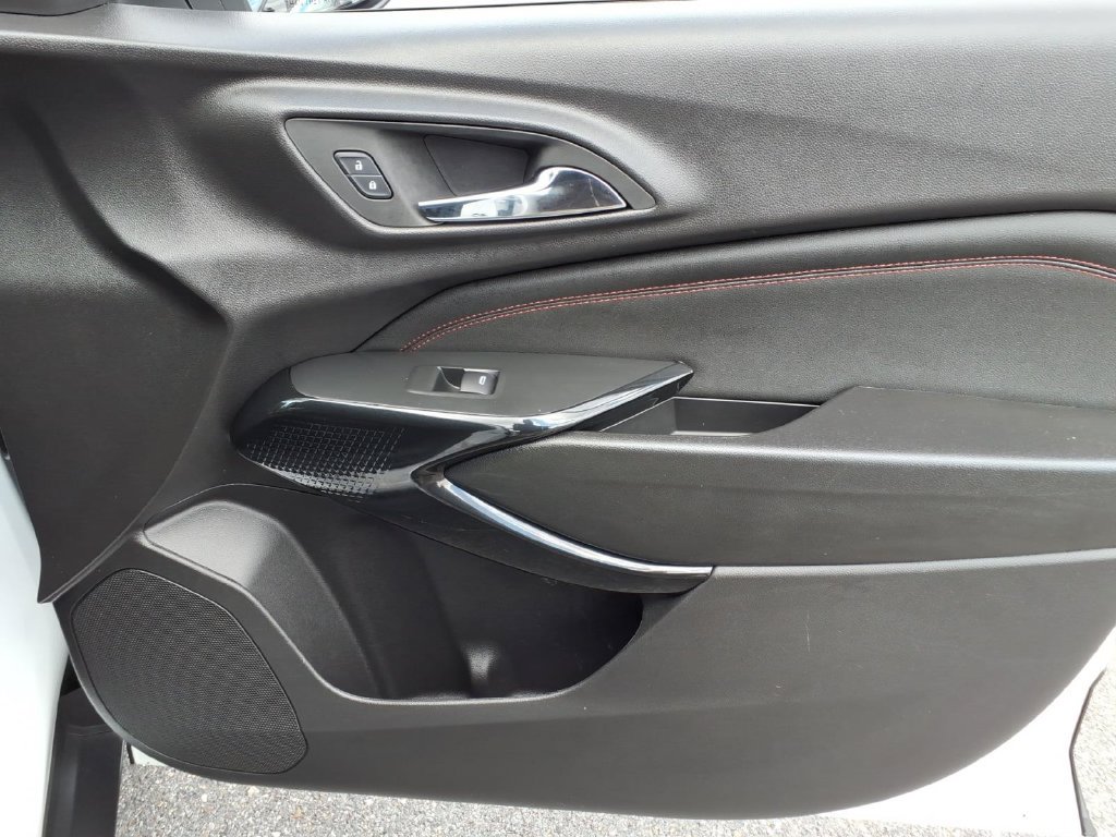 Used 2025 Chevrolet Trax RS w/ Driver Confidence Package FWD image 20