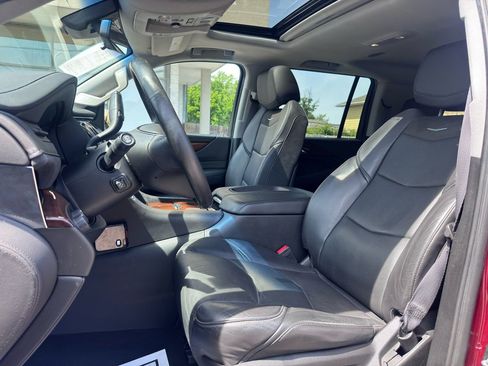 Used 2017 Cadillac Escalade ESV Luxury AWD/4WD image 17