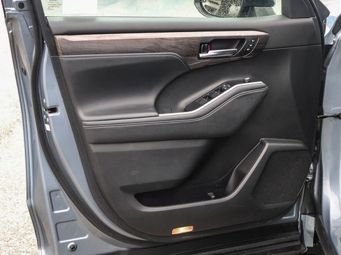 Used 2021 Toyota Highlander Platinum image 20