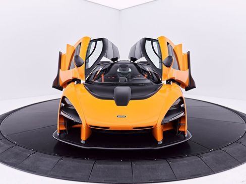 Used 2019 McLaren Senna RWD image 18