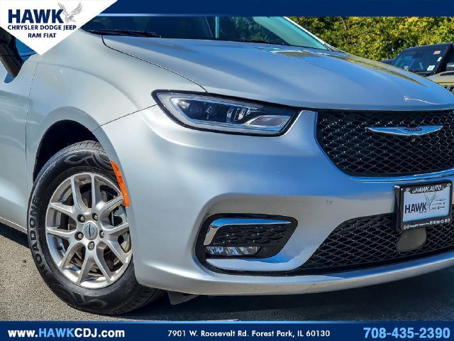 Used 2024 Chrysler Pacifica Touring-L FWD image 3