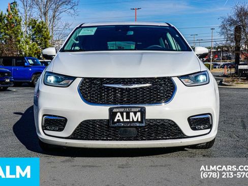 Used 2023 Chrysler Pacifica Touring-L image 9