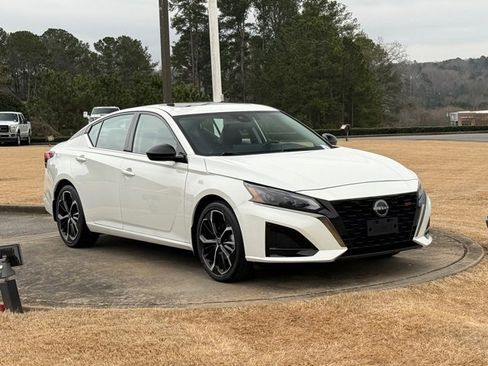 Used 2023 Nissan Altima 2.5 SR w/ SR Premium Package image 9