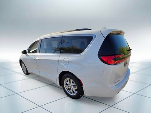 Used 2022 Chrysler Pacifica Touring-L FWD image 7