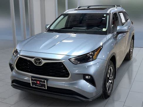 Used 2023 Toyota Highlander XLE AWD/4WD image 1
