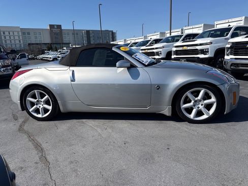 Used 2005 Nissan 350Z Touring image 2