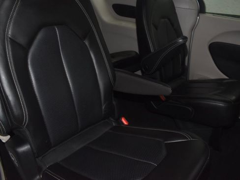 Used 2023 Chrysler Pacifica Touring-L FWD image 24