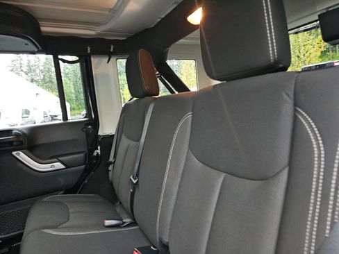 Used 2016 Jeep Wrangler Unlimited Rubicon w/ Connectivity Group AWD/4WD image 22