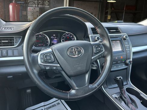 Used 2015 Toyota Camry SE FWD image 16