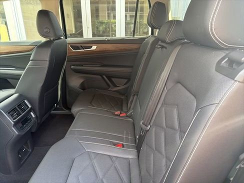 Used 2026 Volkswagen Atlas SE image 11