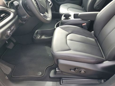 New 2026 Chrysler Pacifica Select FWD image 30