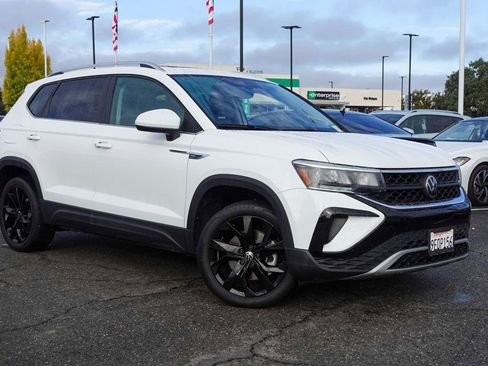 Used 2023 Volkswagen Taos SE w/ Panoramic Sunroof Package image 2