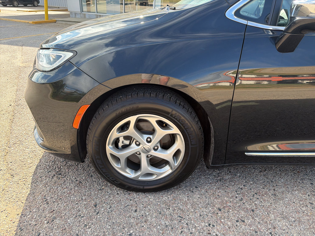 Used 2023 Chrysler Pacifica Limited FWD image 3
