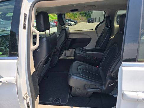 Used 2020 Chrysler Pacifica Touring-L FWD image 10