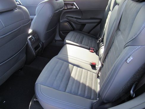 New 2025 Mitsubishi Outlander SE image 7