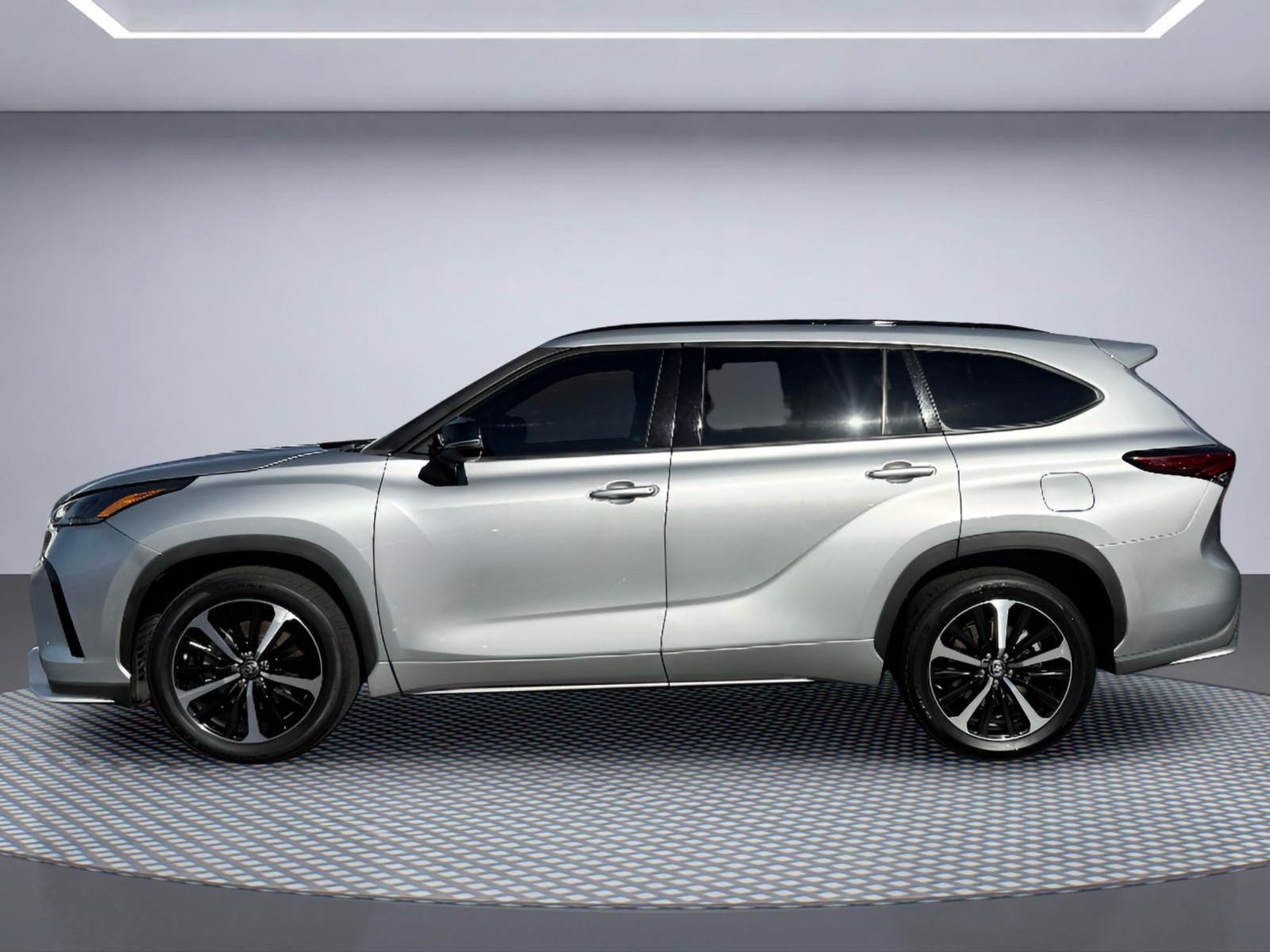 Used 2021 Toyota Highlander XSE AWD/4WD image 3