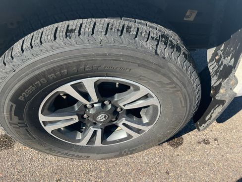 Used 2017 Toyota Tacoma TRD Sport w/ Tow Package (A/T) image 8