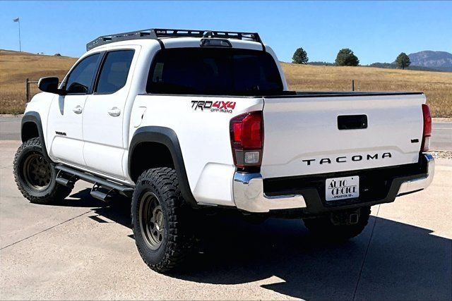 Used 2019 Toyota Tacoma TRD Off-Road AWD/4WD image 4