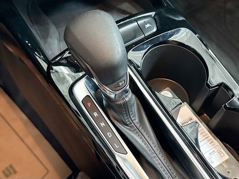 Used 2024 Chevrolet Trax LT w/ Sunroof Package image 17