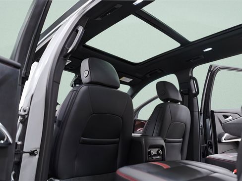 Used 2025 Chevrolet Traverse RS image 32