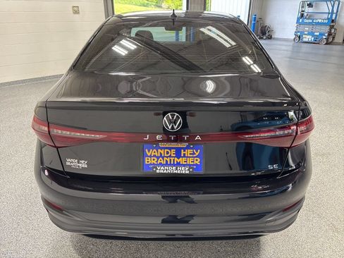 Used 2025 Volkswagen Jetta SE FWD image 6