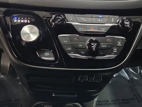 Used 2025 Chrysler Pacifica Select FWD image 21