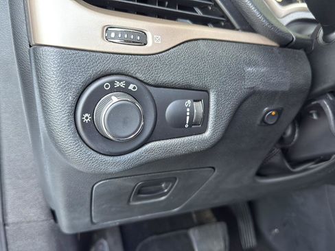 Used 2016 Jeep Cherokee Sport image 15