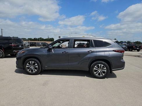 Used 2024 Toyota Highlander XLE AWD/4WD image 16