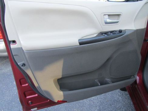 Used 2017 Toyota Sienna LE image 33