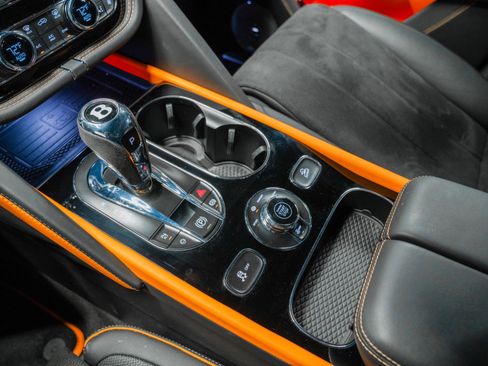 Used 2025 Bentley Bentayga image 26