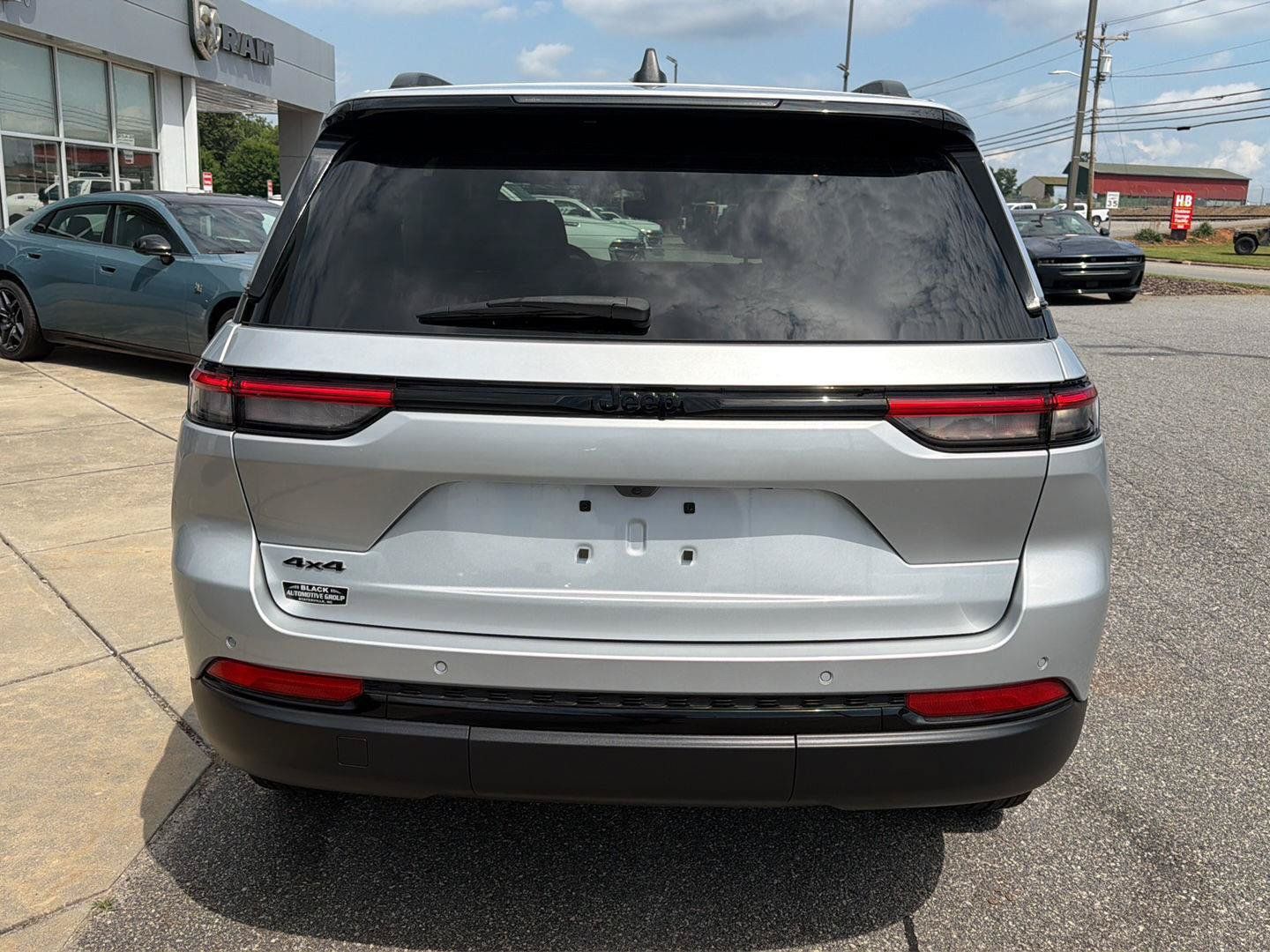 Used 2024 Jeep Grand Cherokee Altitude AWD/4WD image 22