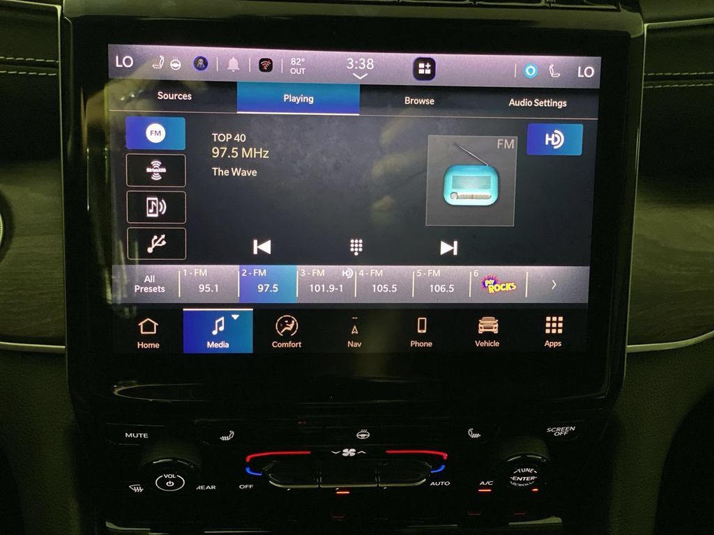 Used 2024 Jeep Grand Cherokee Limited RWD image 12