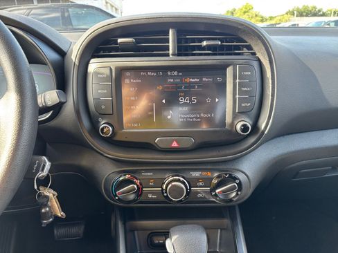 Used 2025 Kia Soul LX w/ LX Technology Package FWD image 17