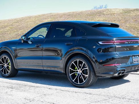 Certified 2025 Porsche Cayenne E-Hybrid Coupe image 2