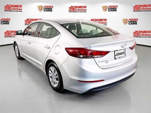 Used 2018 Hyundai Elantra SE w/ SE Connectivity Package 04 FWD image 2