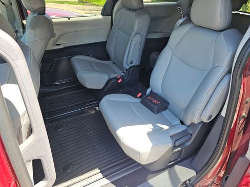 Used 2023 Toyota Sienna XLE FWD image 6