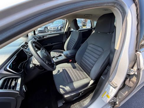 Used 2017 Ford Fusion SE w/ Fusion SE Technology Package image 11