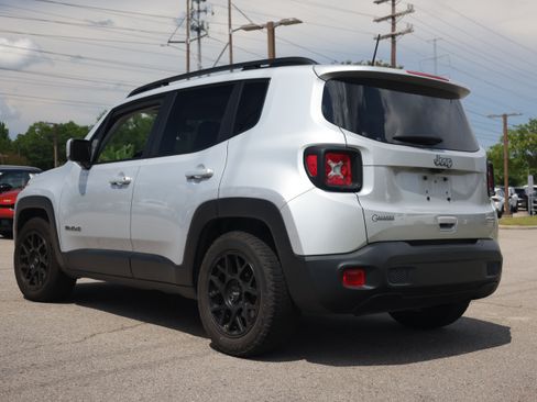 Used 2021 Jeep Renegade Latitude FWD image 3