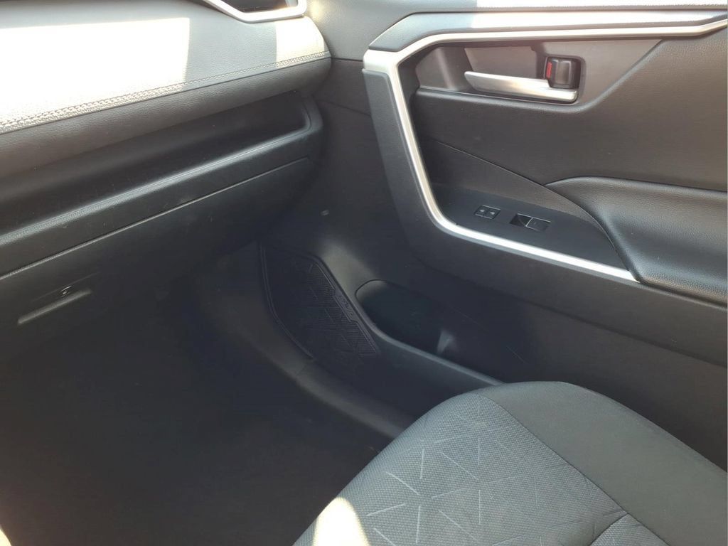 Used 2025 Toyota RAV4 XLE AWD/4WD image 23