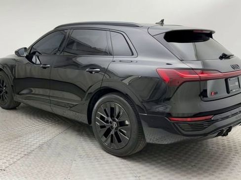 Used 2024 Audi Q8 e-tron Prestige w/ Prestige Package image 4