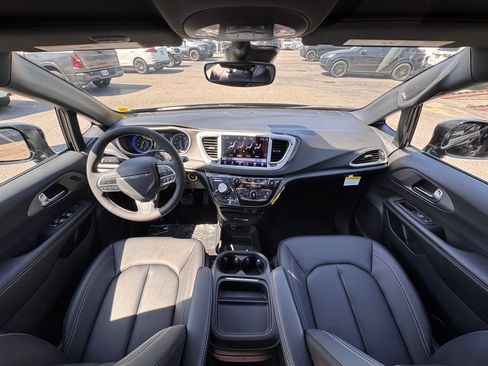 Used 2027 Chrysler Pacifica Select FWD image 25
