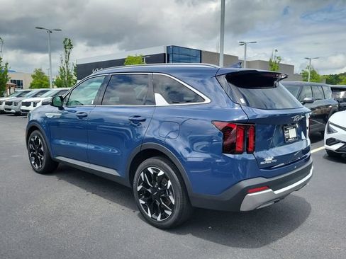 Used 2025 Kia Sorento EX w/ Panoramic Sunroof Package FWD image 6