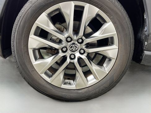 Used 2019 Toyota RAV4 Limited image 14