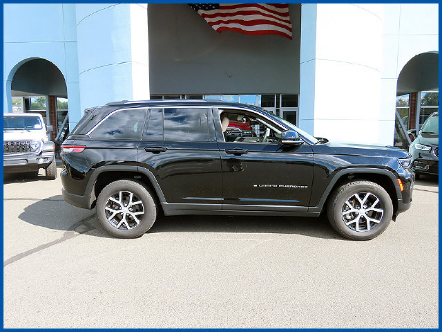 Used 2023 Jeep Grand Cherokee Limited AWD/4WD image 2