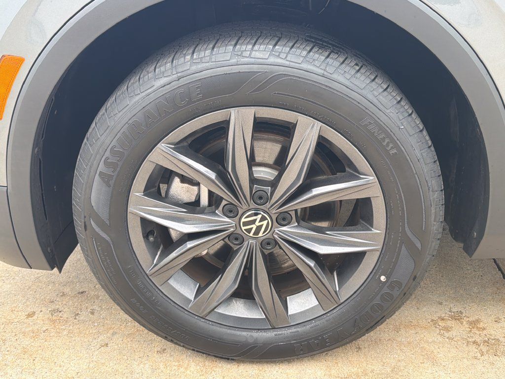 Certified 2023 Volkswagen Tiguan SE FWD image 29