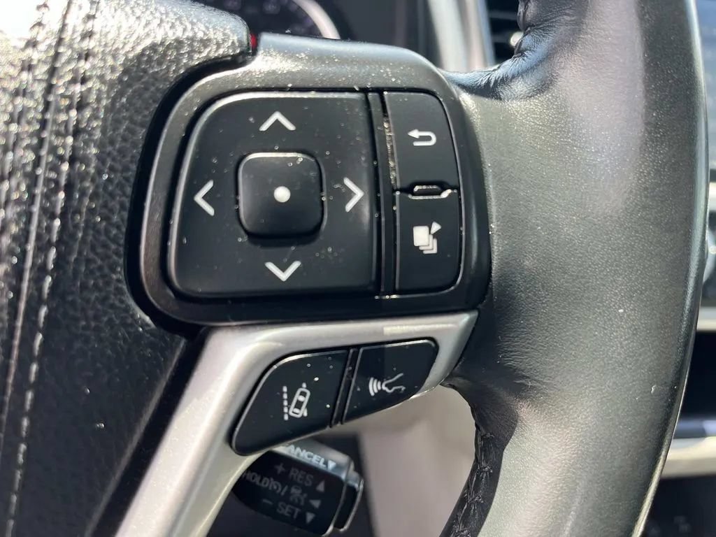 Used 2019 Toyota Highlander XLE AWD/4WD image 34