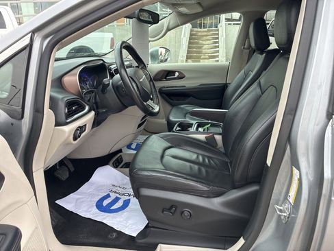 Used 2019 Chrysler Pacifica Touring-L image 15